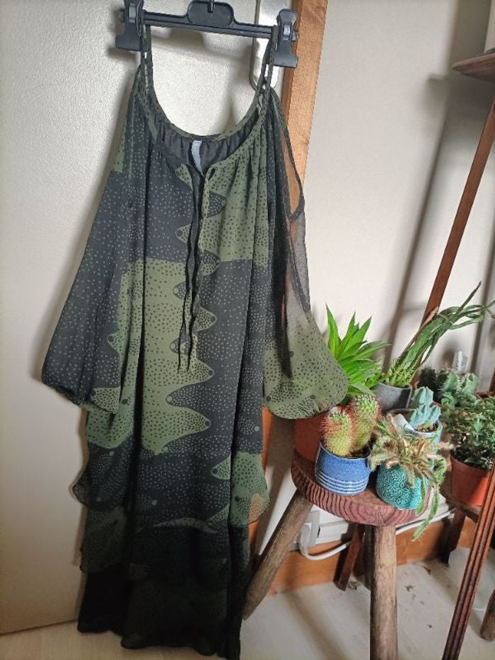 Robe verte et noir à volants et épaules dénudées