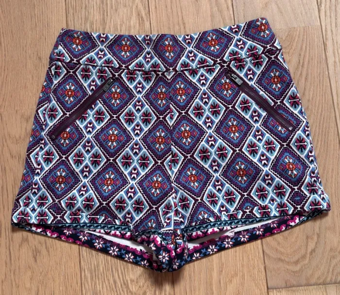 Short à motifs