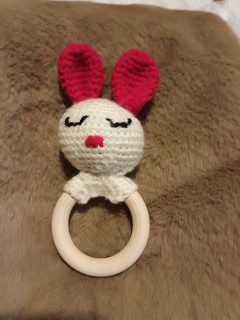 Hochet lapin avec anneau en bois