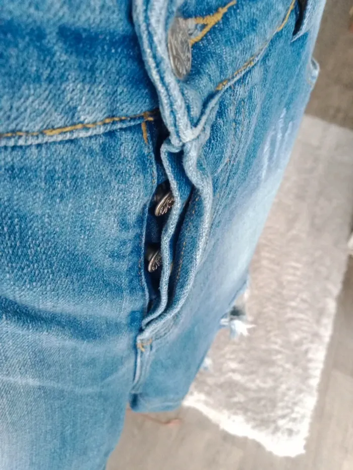 Jeans bleu  troué Zara - photo numéro 8