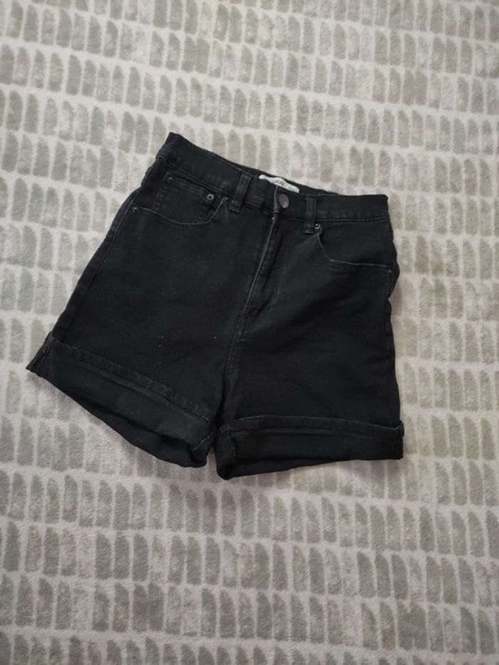 Short court noir taille haute pull&Bear taille XS 34 - photo numéro 1