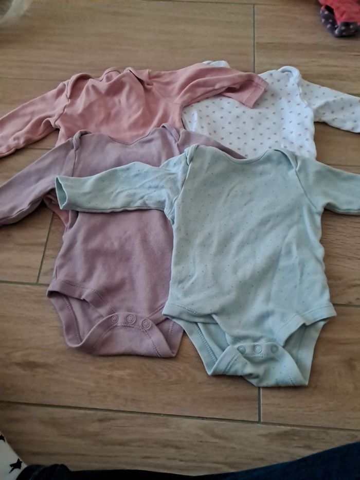 Lot de 4 bodys primark 9/12 mois