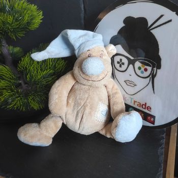 Doudou ours beige Tom bonnet bleu coeur Doukidou