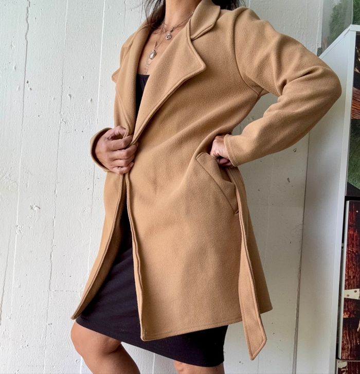 Elégante veste de style peignoir en camel, ceinturée à la taille. - photo numéro 5