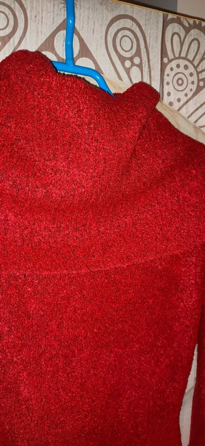 Pull rouge a grand col, matière douce - photo numéro 2