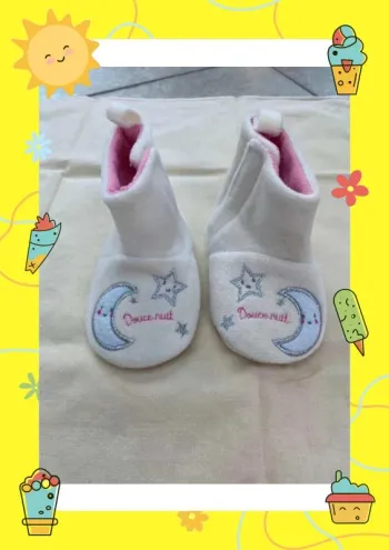 Chaussons blancs roses Gémo 9 12 mois