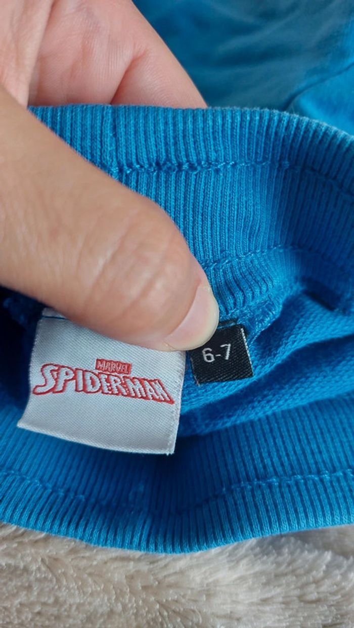 Short spider man 6/7 ans bon état - photo numéro 3
