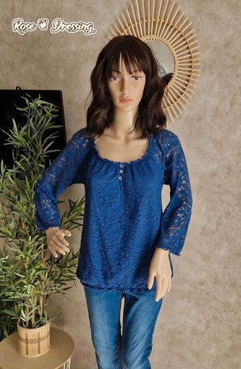 Blouse bleu style dentelle