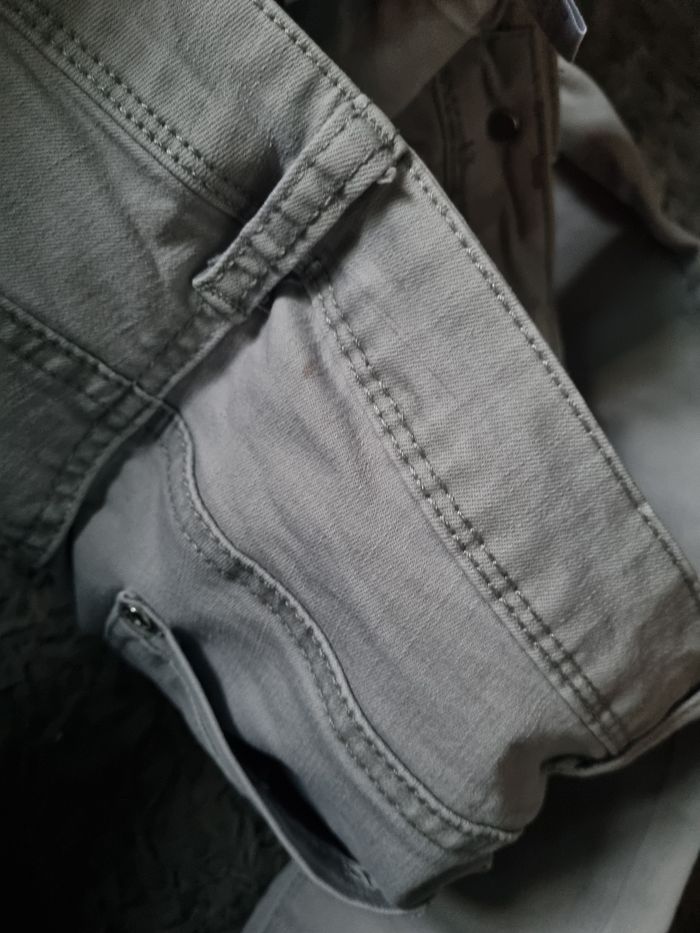 Jean gris taille 38 effet usé aux chevilles - photo numéro 7