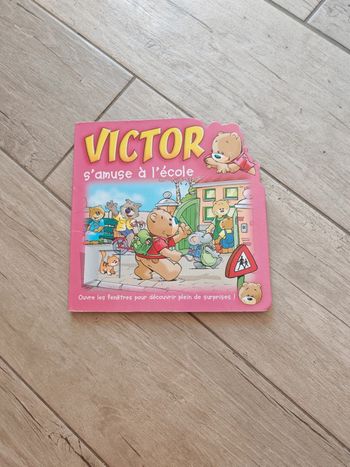 Livre cartonné bébé Victor s'amuse à l'école