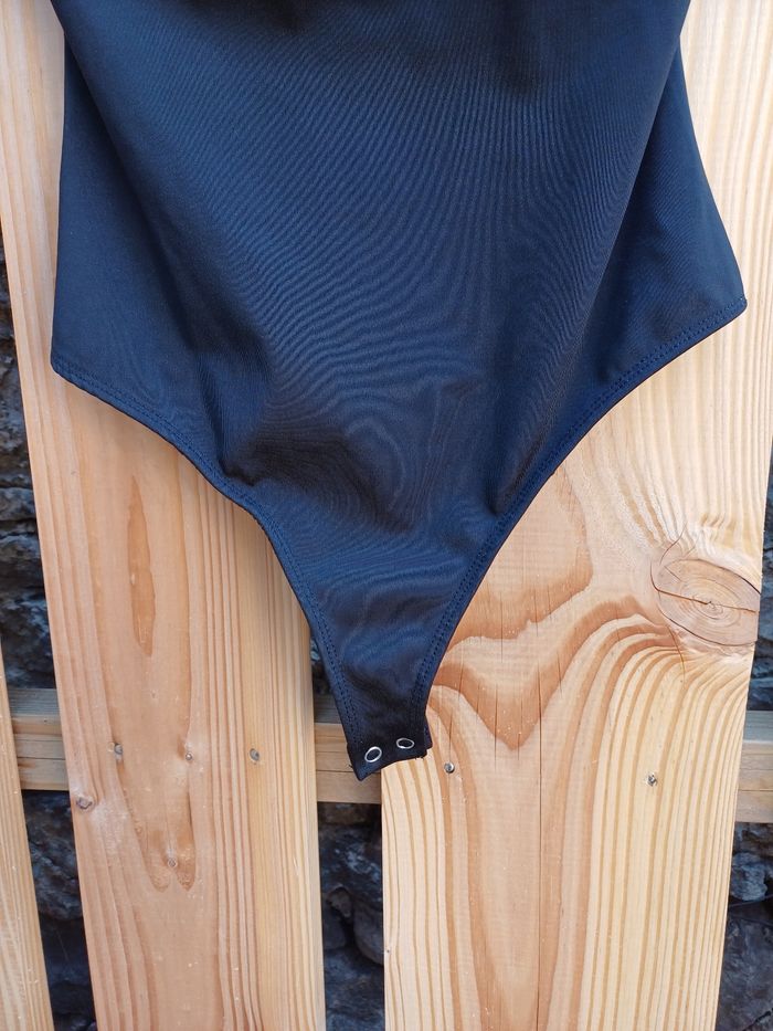 Joli body noir sans bretelles Bershka - photo numéro 4