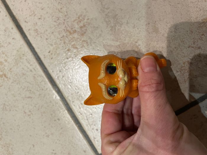 Petite figurine chat potté (yeux animés) McDonald 2011 - photo numéro 3