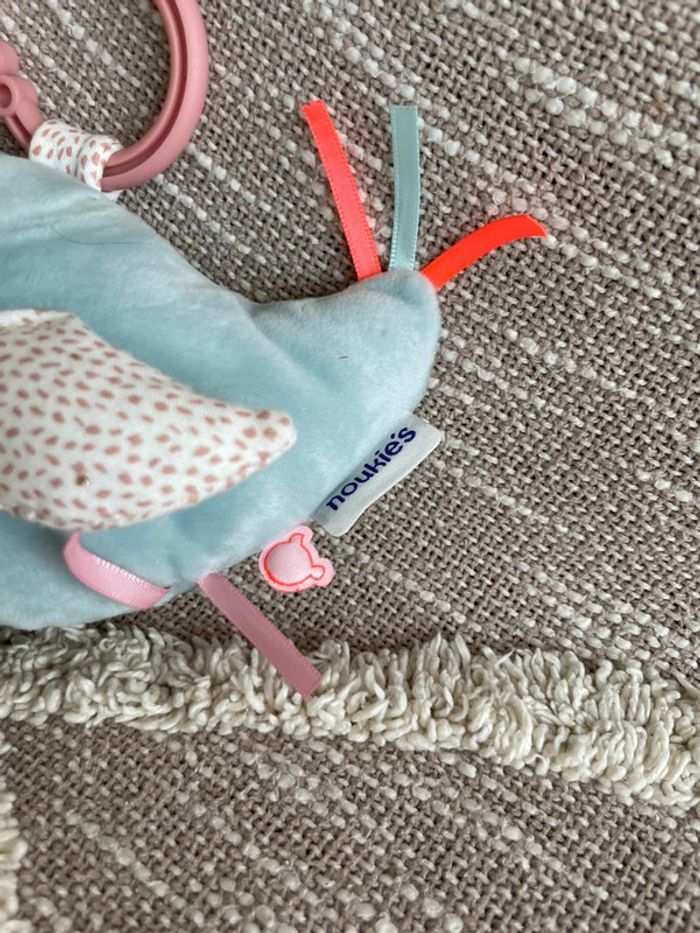 Peluche doudou musical 17cm noukies oiseau bleu et rose très bon état - photo numéro 3