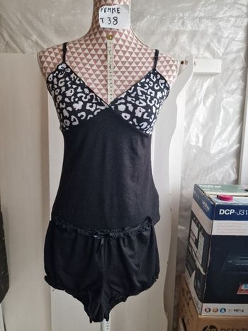 Ensemble de nuit ,haut et short, en très très bon état, en polyester &elasthanne