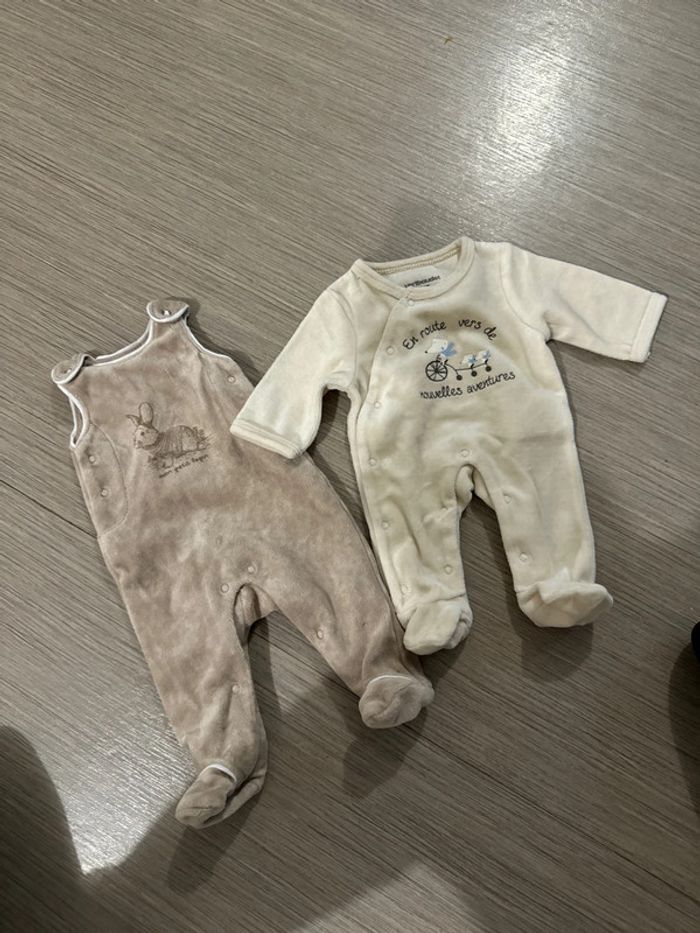Lot deux jolies pyjama bébé comme neuf
