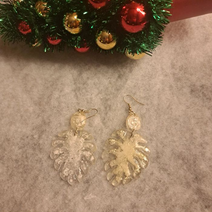 Boucles d'oreilles pendante en résine blanche - photo numéro 2