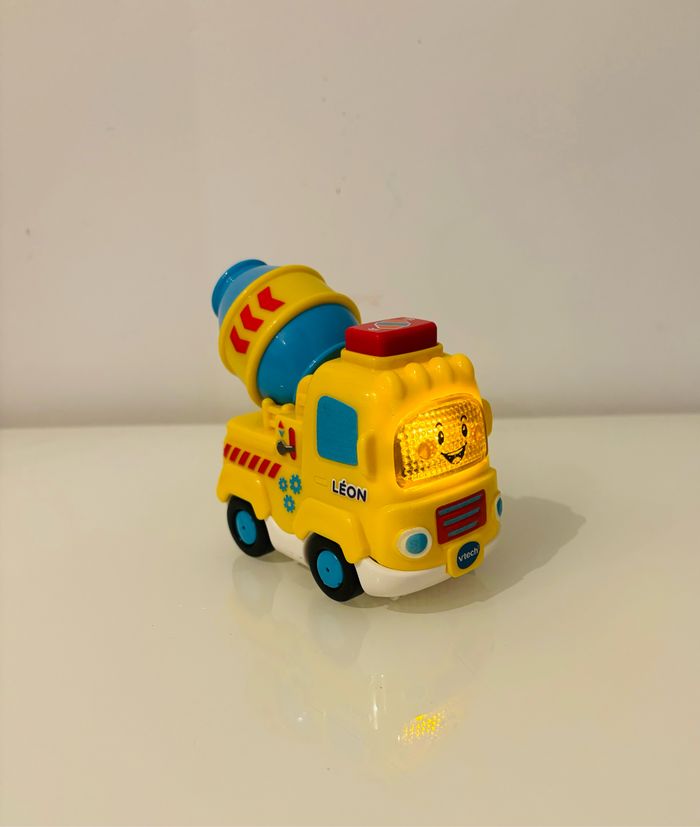 VTech Tour Supertornado TutTut Bolides : Une Spirale Géante De 92 Cm Avec Rocky Le Superbolide Pour Des Descentes à Fond !