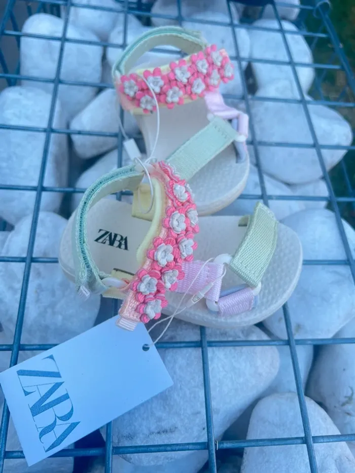Sandales à brides Zara fleuries