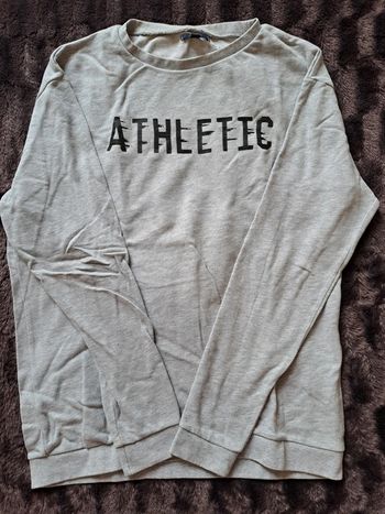 T-shirt à manches longues gris avec écriture “Athletic”, pour un style sportif et confortable 💪