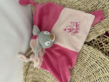 Doudou plat lapin RODADOU RODA rose bébé hochet 3 noeuds