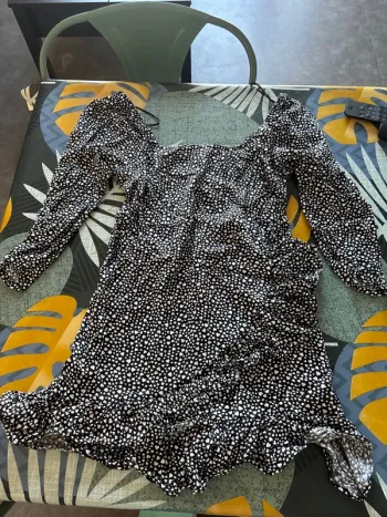 Robe noir et blanche en très bon état