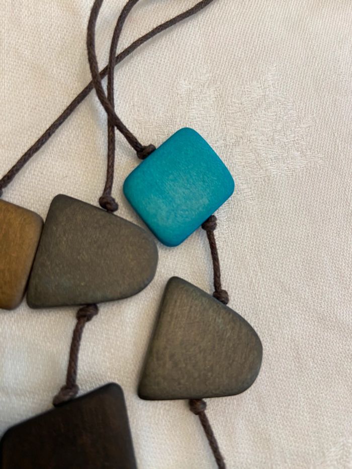 Collier trois rangs en perles de bois plates tons bruns et turquoise neuf - photo numéro 15