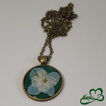 Sautoir doré, en acier inoxydable couleur bronze et en resine, avec des fleurs séchées