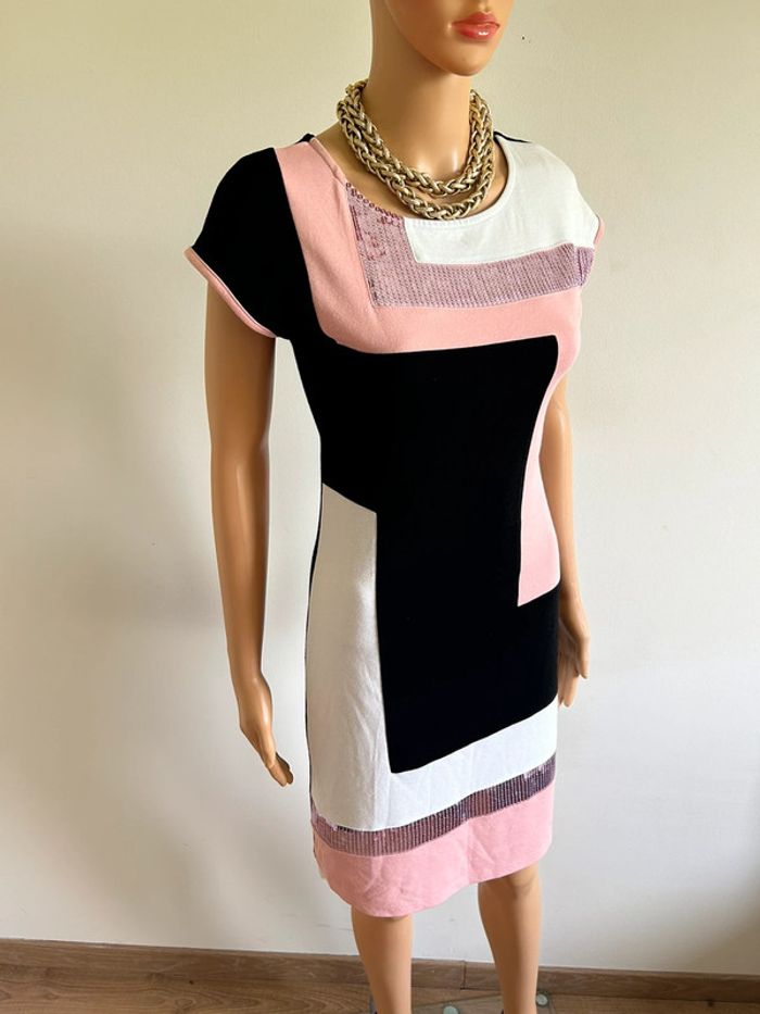Robe rose noire et blanche à manches courtes Bodyflirt taille 34/36 jamais portée - photo numéro 2