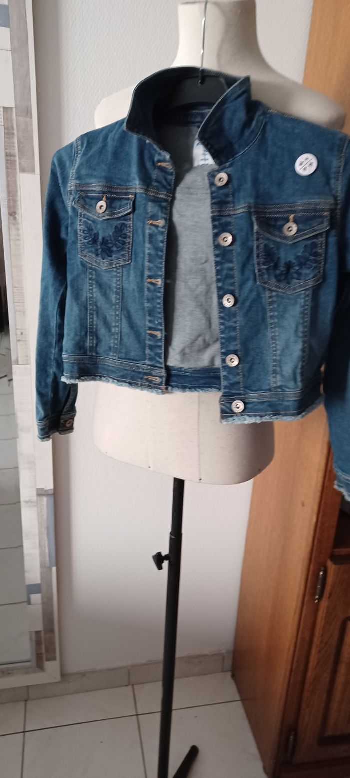 Très jolie veste jeans fille T 10 ans