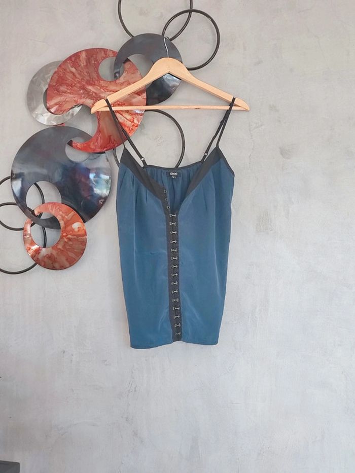 Caraco satiné bleu foncé à agrafes Asos