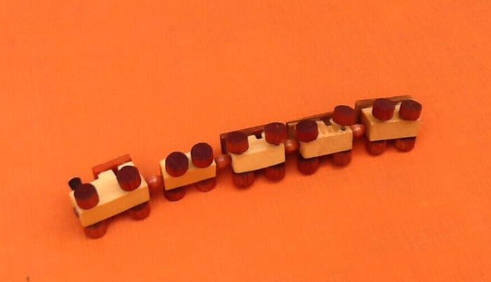 Train miniature en bois - photo numéro 4