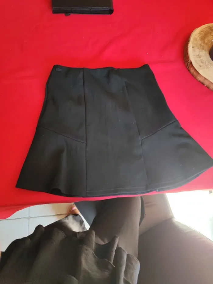 Jupe mi saison taille 36 lacoste
