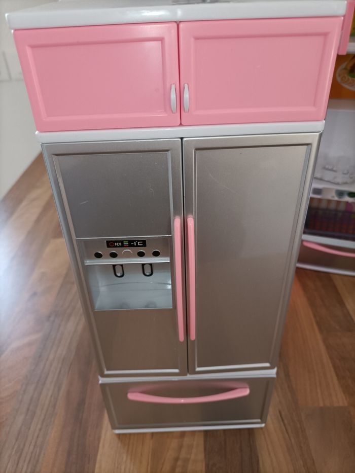 Cuisine barbies 4 meubles avec électroménager+ vaisselle couleur argent - photo numéro 5