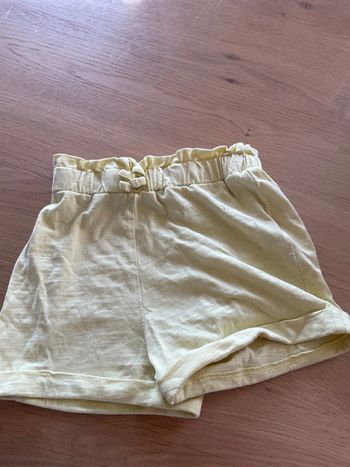 Short jaune