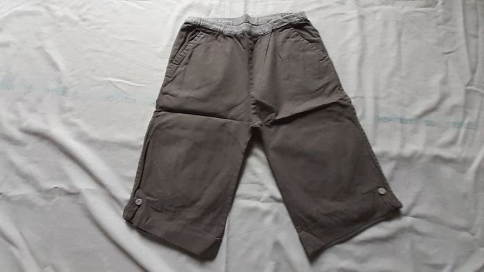 Pantacourt marron clair avec poches plaquées au dos