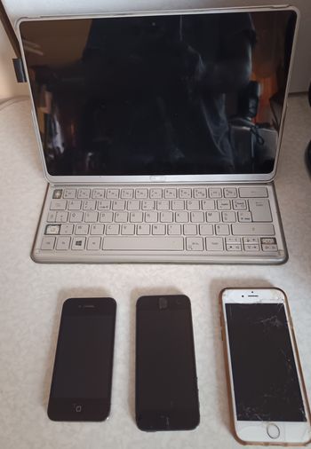 lot de 4 appareils dont 1 tablette acer Windows avec 3 iphones (4,5s et 6s)