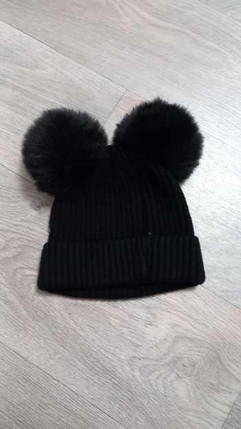 Bonnet avec 2 pompon dessus