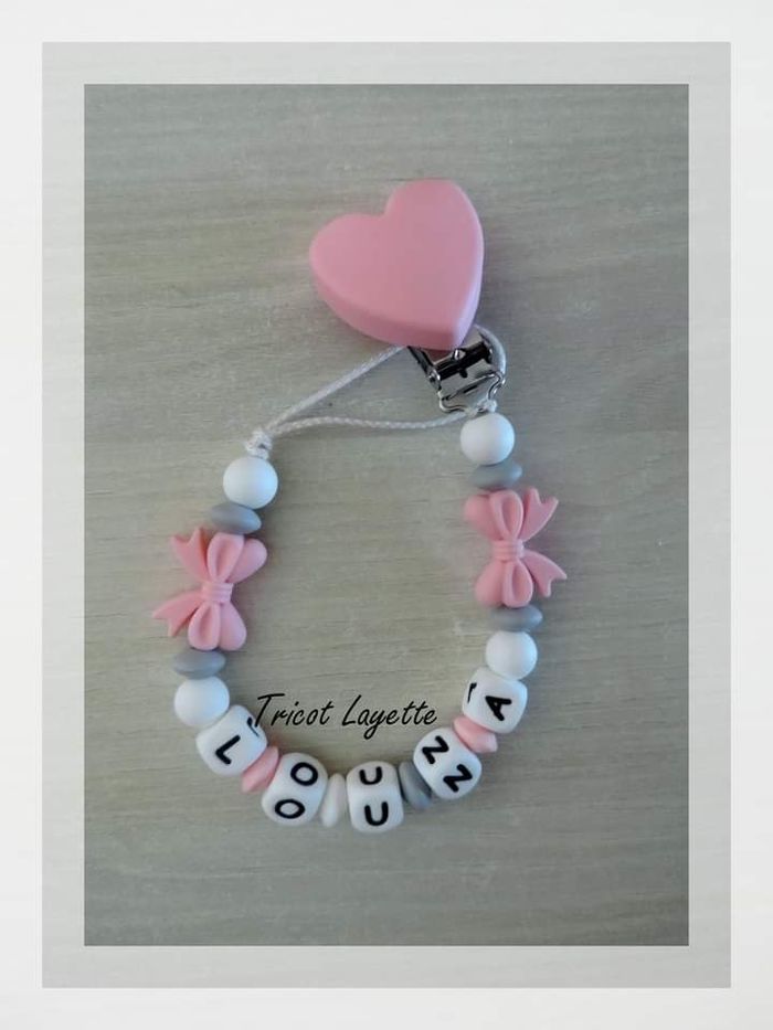 Attache tétine fille