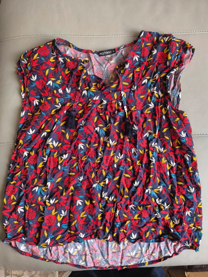 Haut fleuri avec liens a pompoms