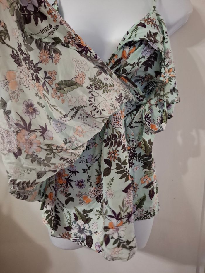 Blouse cache cœur  kiabi taille 36 fleuri en très bon état - photo numéro 4