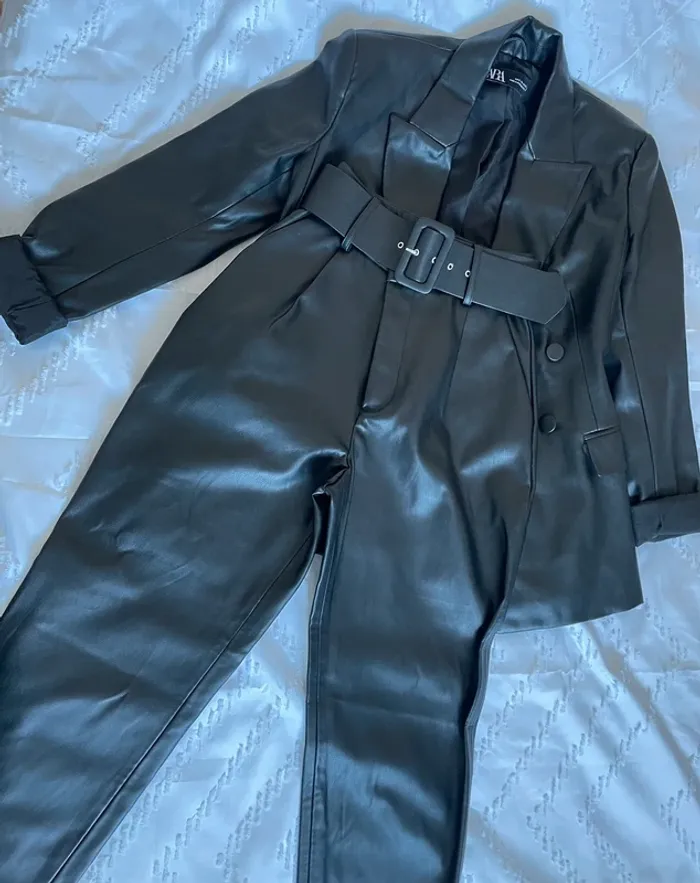 Ensemble tailleur blazer + pantalon ceinturée Zara en similicuir Taille XS/S - photo numéro 3