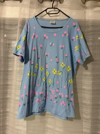 Tee-shirts bleu à fleur jaune