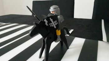 playmobil chevalier gris