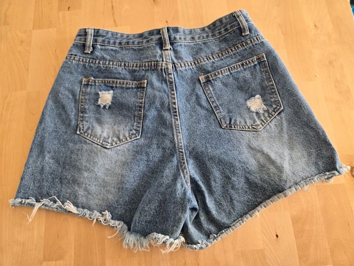 Short en jeans déchiré - photo numéro 2