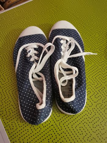 Basket basse à motifs points blancs, bleu marine blanc