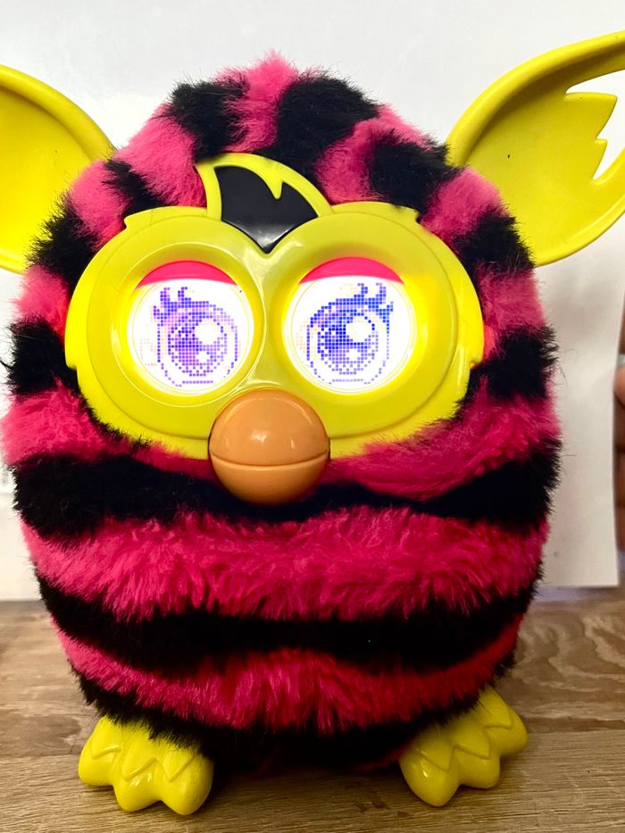 Furby boom rose et noir