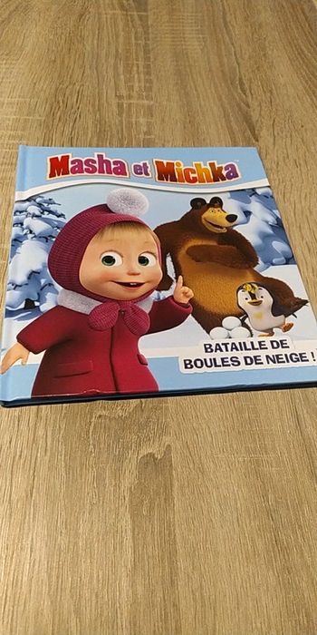 Masha et Michka La bataille de boules de neige