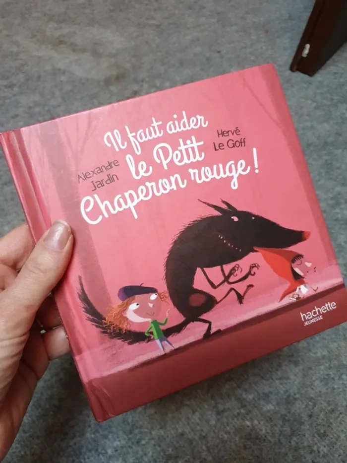 Il faut aider le petit chaperon rouge