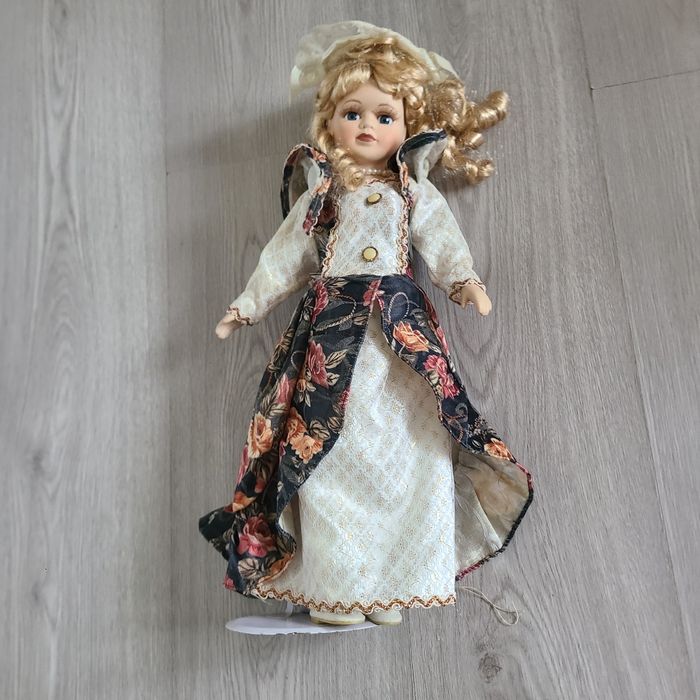 Poupée porcelaine - photo numéro 7