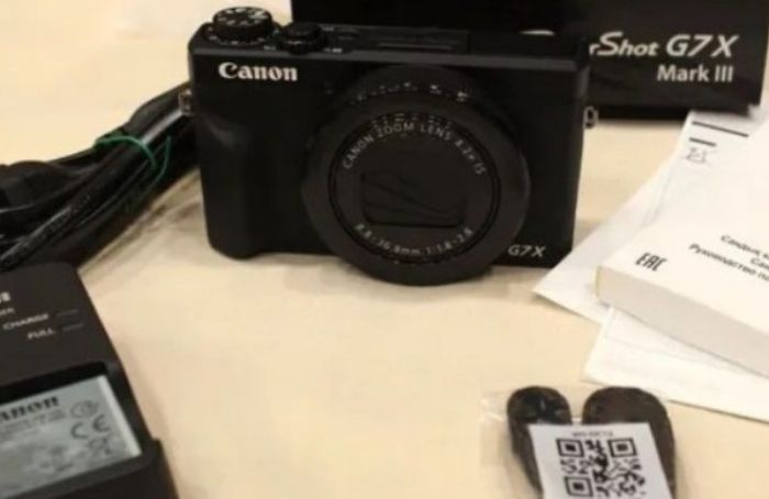 Canon Powershot G7X Mark III avec 2 batteries , 1 chargeur et une carte mémoire 128Go en parfait éta